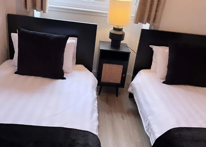 3 Bedroom House Near City Centre Glasgow Sleeps 7